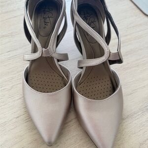 NWT Life Stride Women's Pointed Toe Strap heels in Champagne (Size 6)